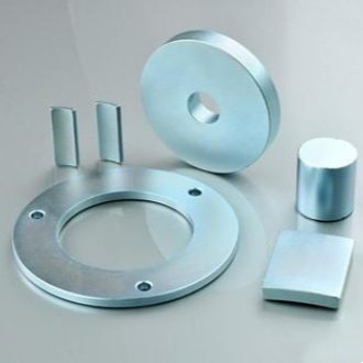 磁性材料的居里温度对其磁感应强度有何影响